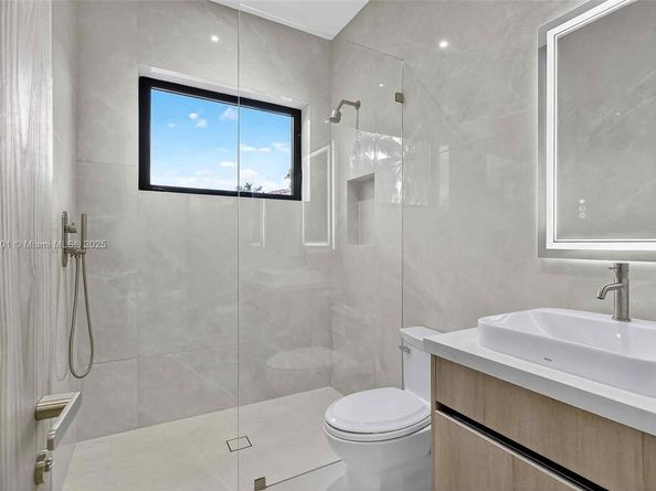 1021 W 46th St, Miami Beach FL 33140