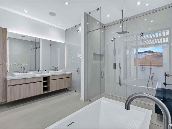 1021 W 46th St, Miami Beach FL 33140