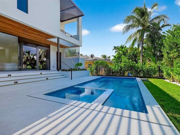 1021 W 46th St, Miami Beach FL 33140