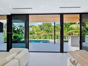 1021 W 46th St, Miami Beach FL 33140