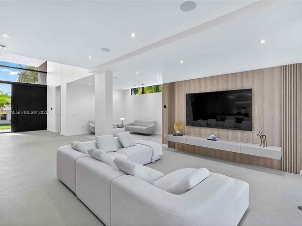 1021 W 46th St, Miami Beach FL 33140