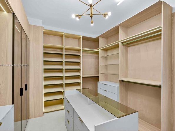 1021 W 46th St, Miami Beach FL 33140