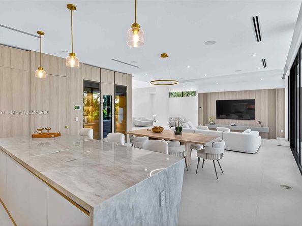 1021 W 46th St, Miami Beach FL 33140