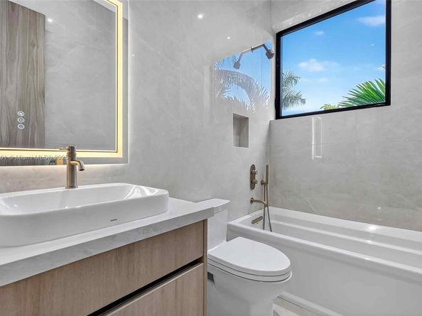 1021 W 46th St, Miami Beach FL 33140