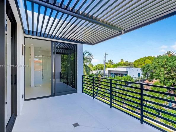 1021 W 46th St, Miami Beach FL 33140