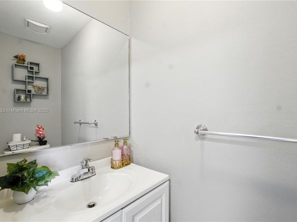 9074 NW 35th Pl, Sunrise FL 33351