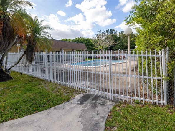 7823 Miller Dr C208, Miami FL 33155