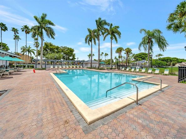 18224 Mediterranean Blvd 61706, Hialeah FL 33015