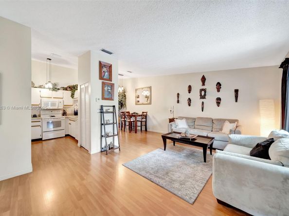 18224 Mediterranean Blvd 61706, Hialeah FL 33015