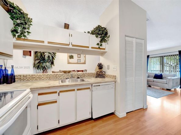 18224 Mediterranean Blvd 61706, Hialeah FL 33015