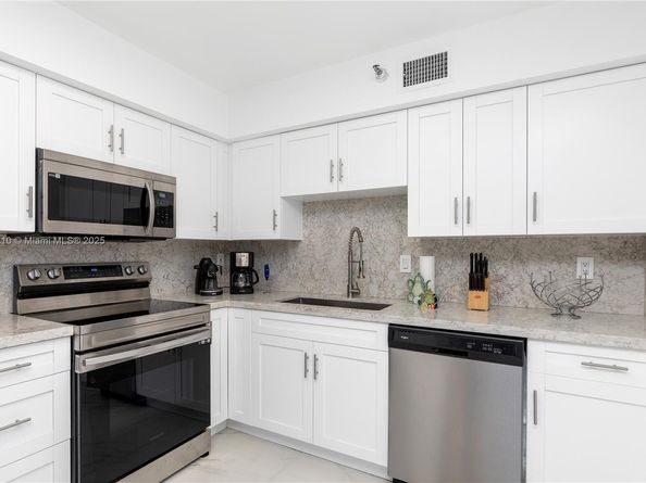 3530 Mystic Pointe Dr 2108, Aventura FL 33180