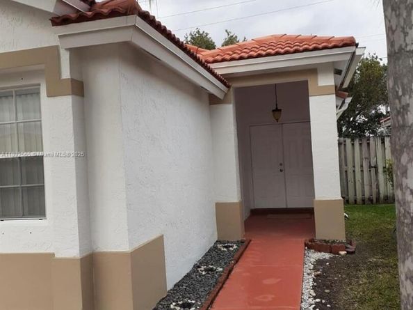 32 Gables Blvd, Weston FL 33326