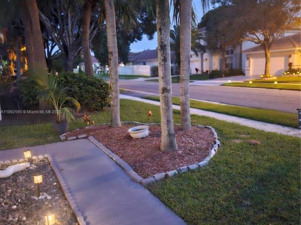 32 Gables Blvd, Weston FL 33326