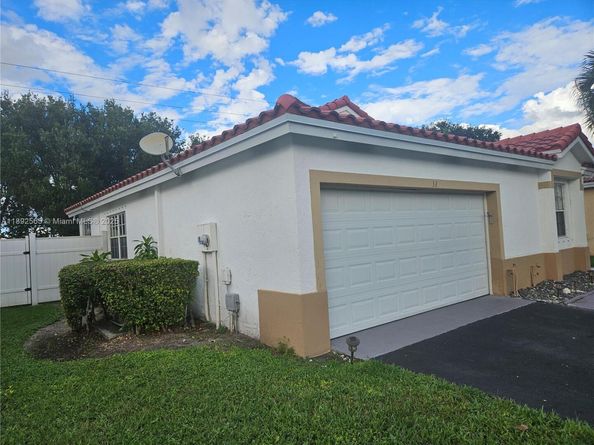 32 Gables Blvd, Weston FL 33326