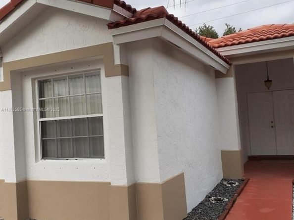32 Gables Blvd, Weston FL 33326