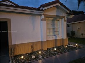 32 Gables Blvd, Weston FL 33326