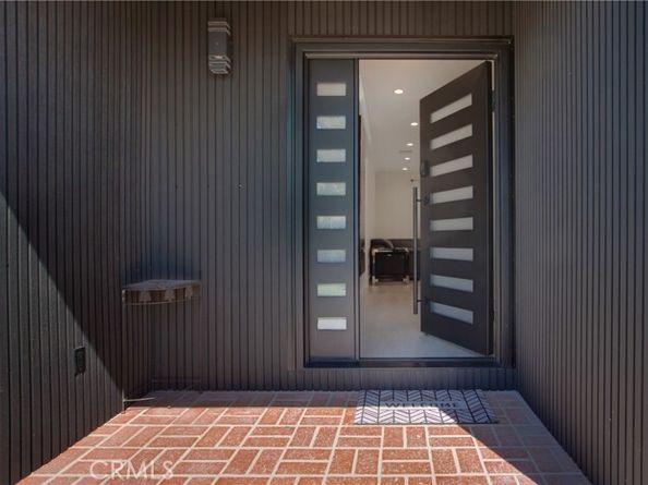17011 Burton Street, Van Nuys (los Angeles) CA 91406