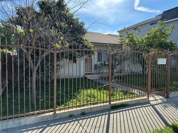 6044 Woodman, Van Nuys (los Angeles) CA 91401