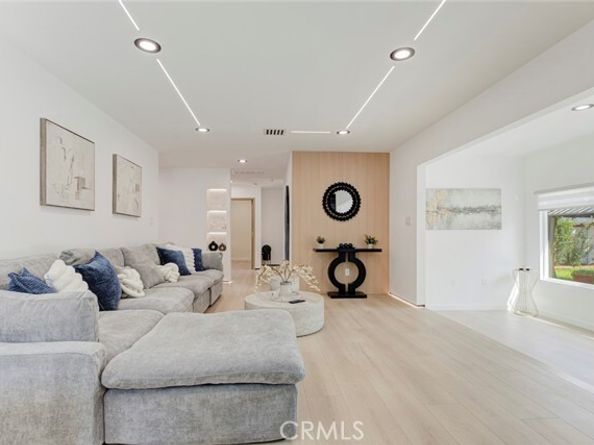 7044 Oakdale, Canoga Park (los Angeles) CA 91306