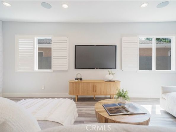22046 Kinzie Street, Chatsworth (los Angeles) CA 91311