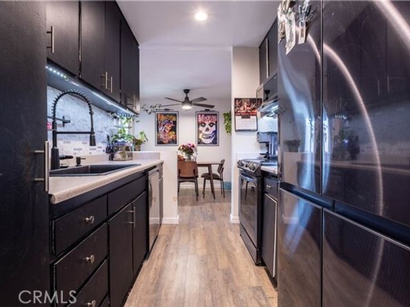 18307 Burbank, Tarzana (los Angeles) CA 91356