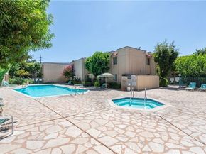 18307 Burbank, Tarzana (los Angeles) CA 91356