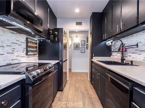 18307 Burbank, Tarzana (los Angeles) CA 91356