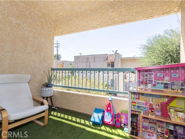 18307 Burbank, Tarzana (los Angeles) CA 91356