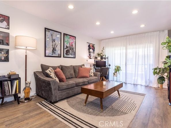 18307 Burbank, Tarzana (los Angeles) CA 91356