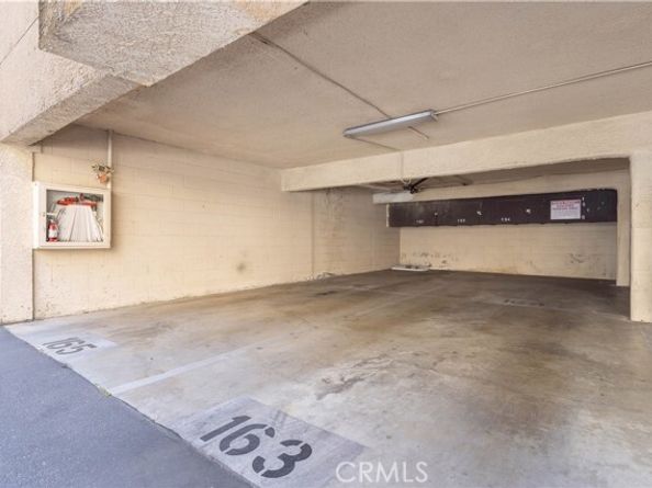 18307 Burbank, Tarzana (los Angeles) CA 91356