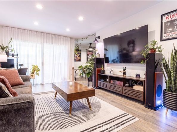 18307 Burbank, Tarzana (los Angeles) CA 91356