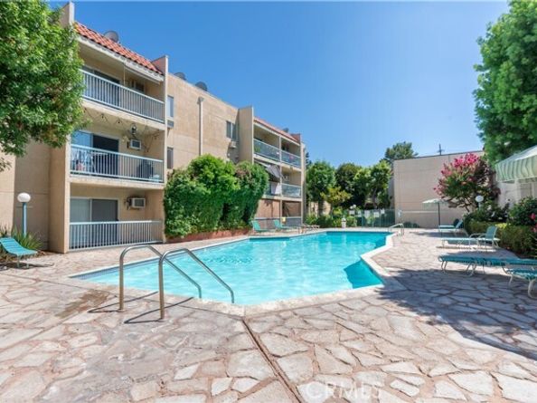 18307 Burbank, Tarzana (los Angeles) CA 91356