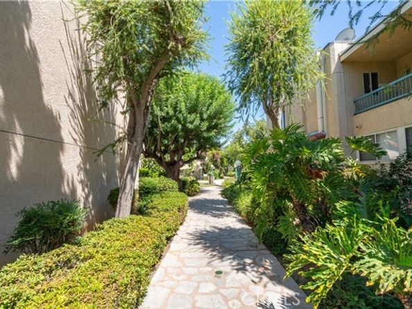 18307 Burbank, Tarzana (los Angeles) CA 91356