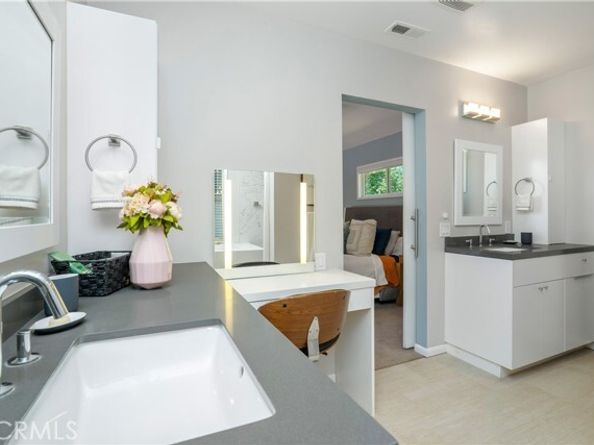 15017 Archwood Street, Van Nuys (los Angeles) CA 91405