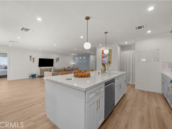8054 Cedros Avenue, Panorama City (los Angeles) CA 91402