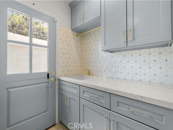 8054 Cedros Avenue, Panorama City (los Angeles) CA 91402