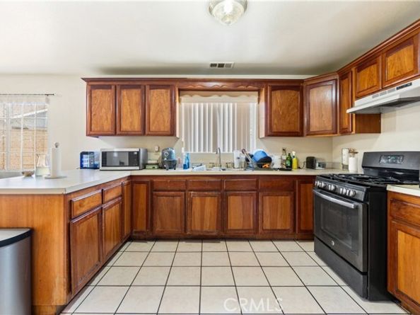 1049 Sanford Avenue, Wilmington (los Angeles) CA 90744