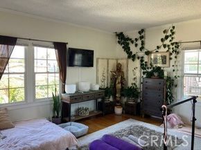 1945 S Bronson Avenue, Los Angeles CA 90018