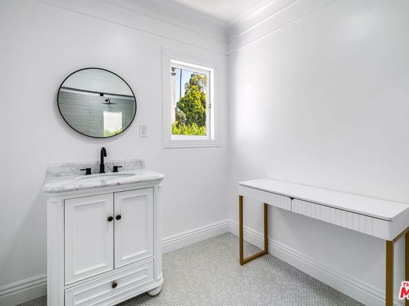 132 S Beachwood Drive, Los Angeles CA 90004