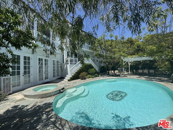 2558 Glendower Avenue, Los Angeles CA 90027