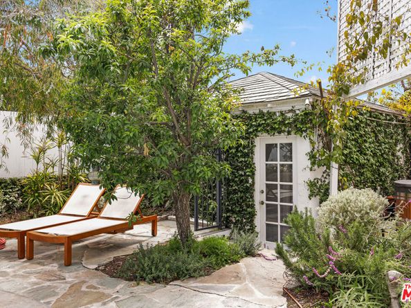2558 Glendower Avenue, Los Angeles CA 90027