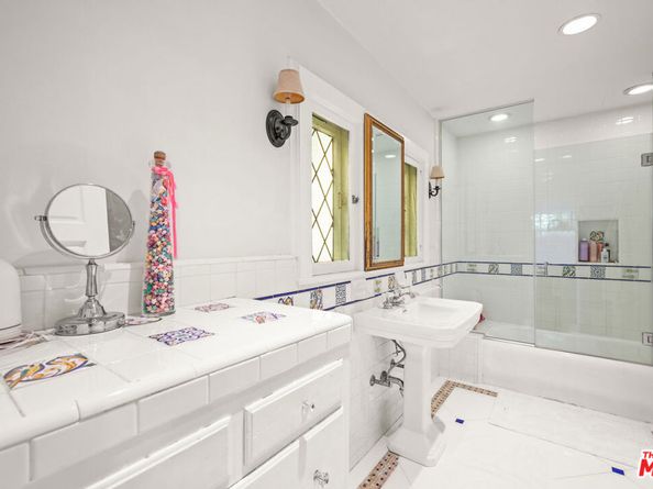 2558 Glendower Avenue, Los Angeles CA 90027