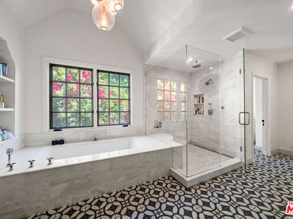 2558 Glendower Avenue, Los Angeles CA 90027