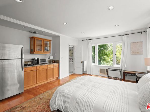 2558 Glendower Avenue, Los Angeles CA 90027