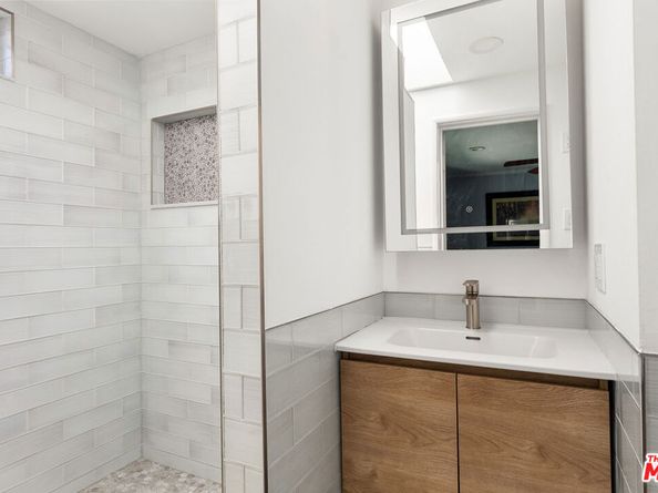 5536 Carpenter Avenue, Valley Village CA 91607