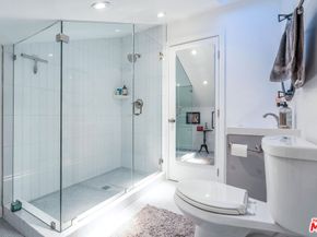 2513 Lincoln Boulevard, Venice CA 90291