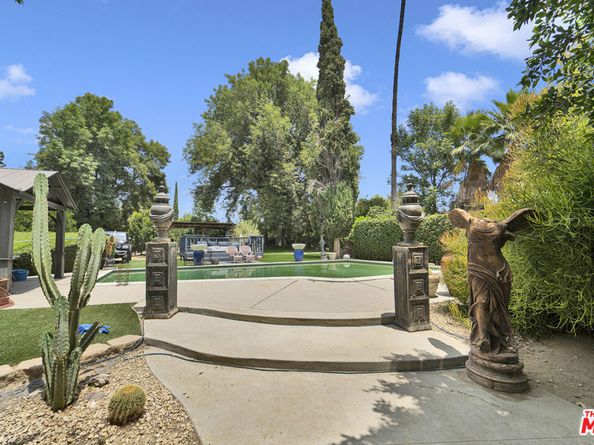 9506 Yolanda Avenue, Northridge CA 91324