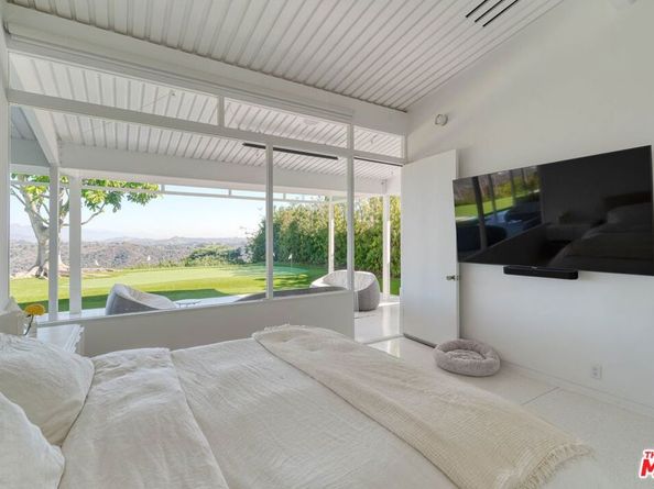 2262 Stradella Road, Los Angeles CA 90077
