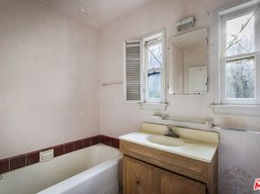 3017 Virginia Avenue, Santa Monica CA 90404