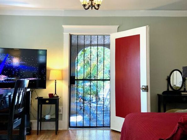 2640 Vineyard Avenue, Los Angeles CA 90016